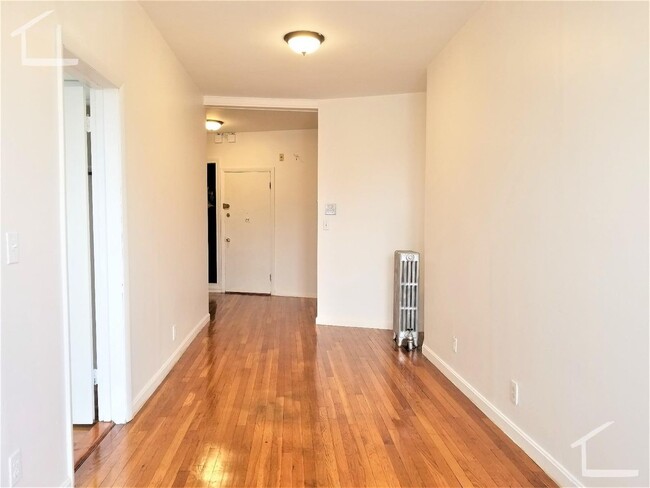 Building Photo - Spacious 2 bedroom