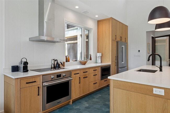 Building Photo - 6710 Soundview Ave