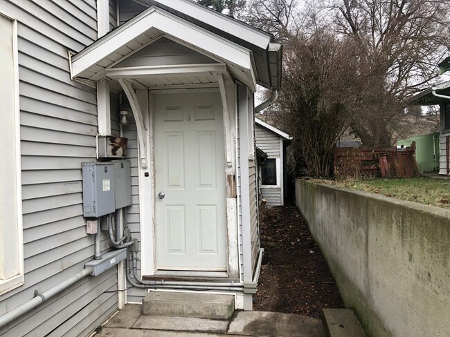 Building Photo - 708 S East St