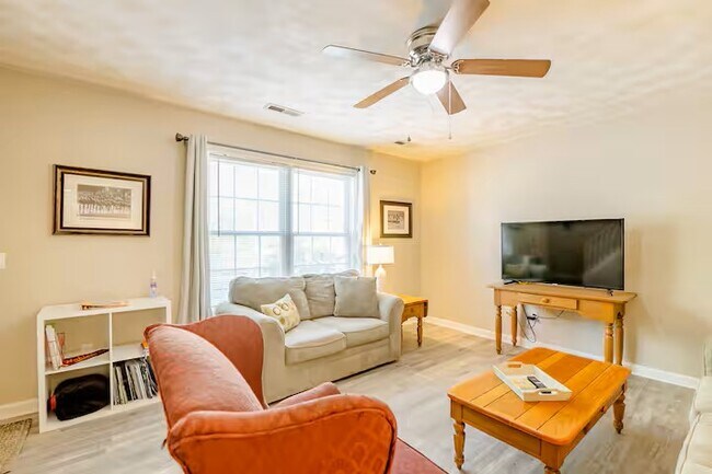 La sala de estar cuenta con sofá, sofá de dos plazas y sillón, además de un televisor inteligente de 50 pulgadas. - 515 School Ln