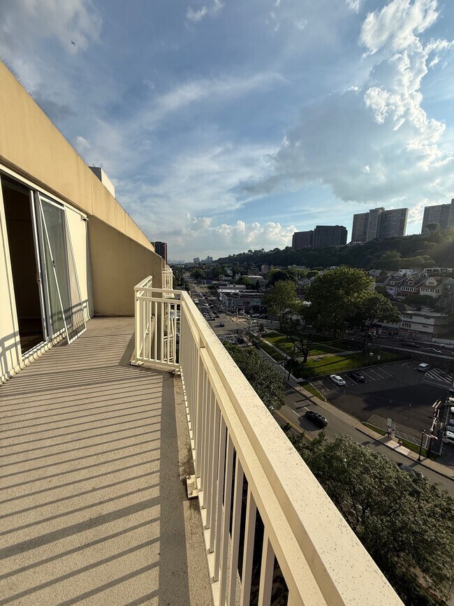 Foto del edificio - 1055 River Rd