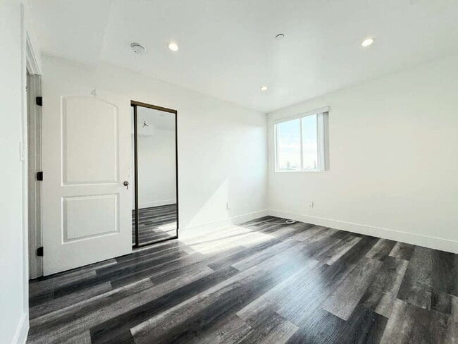 Building Photo - 2855 1/2 Cincinnati Room 4