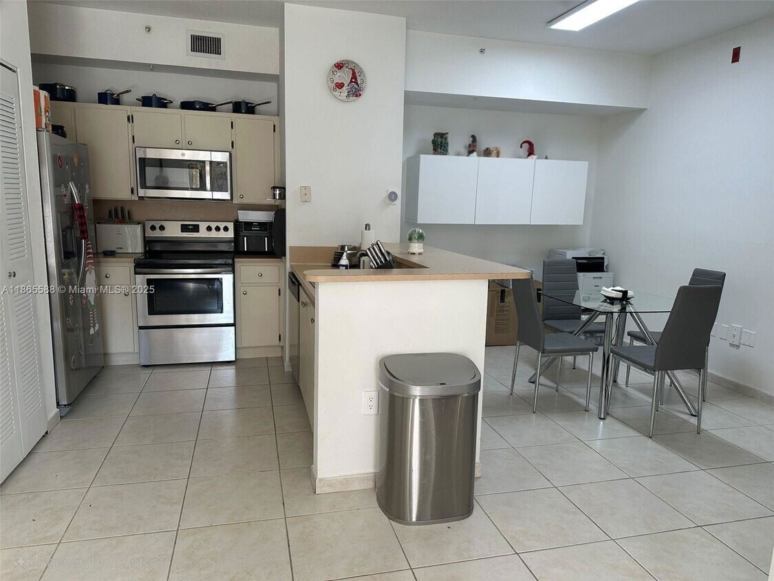 Foto principal - 7220 NW 114th Ave