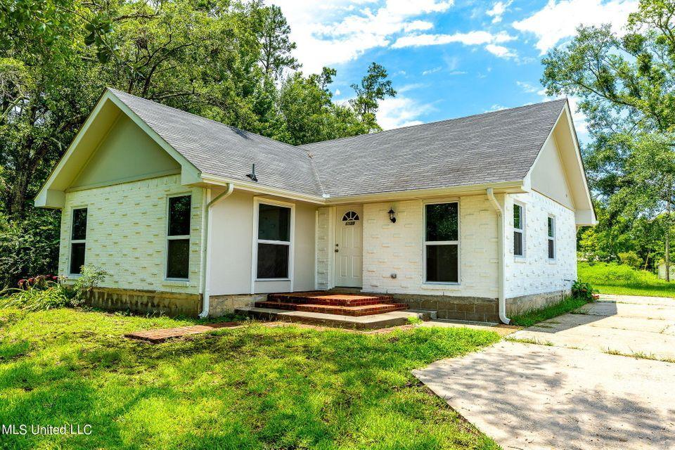 6535 Lakeshore Rd House for Rent in Bay St. Louis, MS