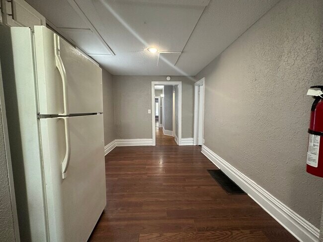 Foto del edificio - Large 3 bedroom unit just blocks from down...