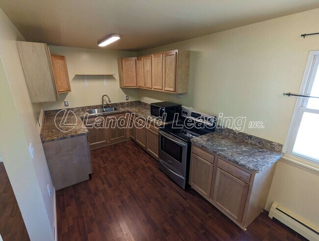 Foto del edificio - Updated 4-Bedroom Townhouse with Modern Fe...