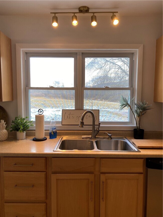 Foto del edificio - 33 Suburban Dr