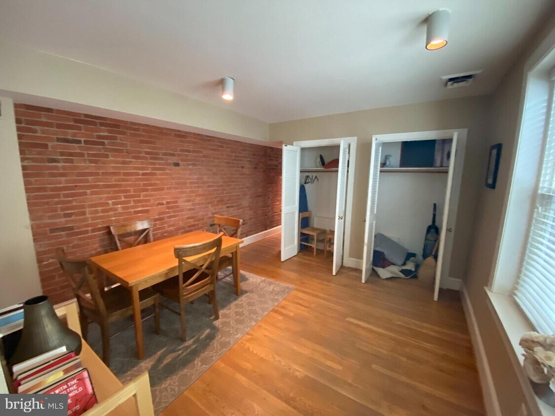 Primary Photo - 124 D St SE