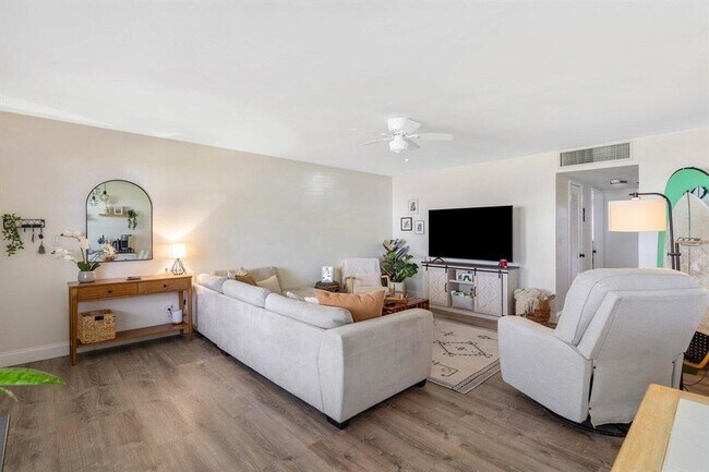 Foto del edificio - 2455 NE 51st St