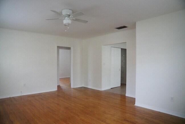 Building Photo - 804 W Adalee St
