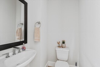 Building Photo - 1005 St Charles St