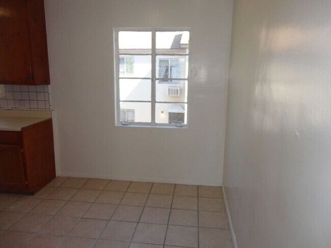 Building Photo - Nice 2 + 1 (5) Unit Complex Van Nuys