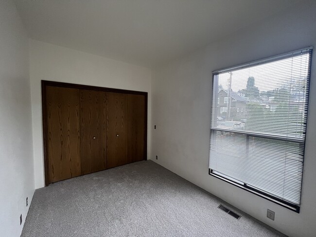 Building Photo - 2035 Waverly Pl N