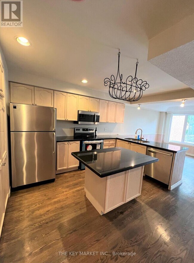 Building Photo - 480 Dalmuir Mews