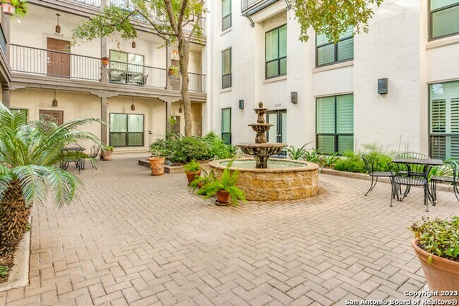 Foto del edificio - 2-BEDROOM CONDO AT ANDALUSIA CONDOMINIUMS