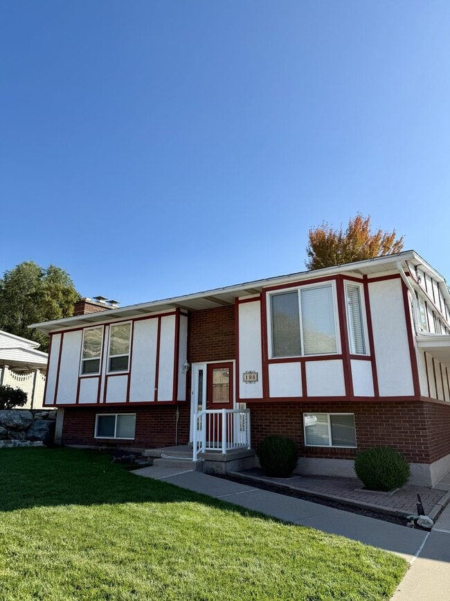 Foto del edificio - Charming 4-Bedroom Home in the Heart of Ce...