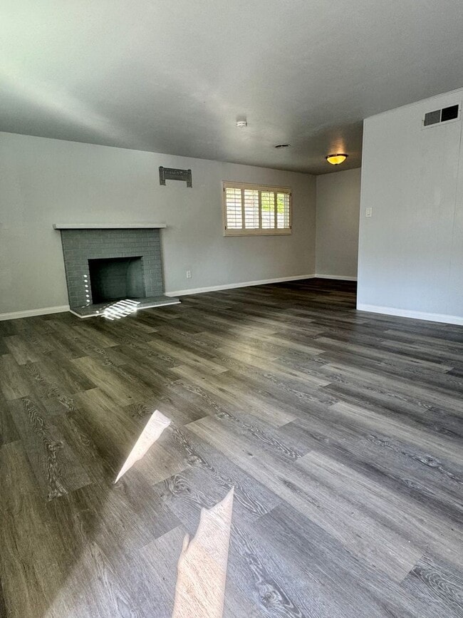 Building Photo - Beautiful 3 Bed/2 Bath Walking Distance fr...