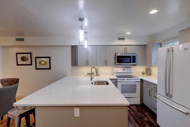 Foto del edificio - Excellent Wayland Square location!