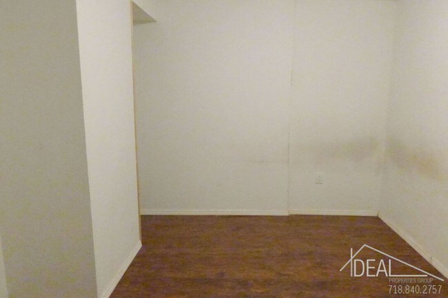 Foto del edificio - 301 Tompkins Ave