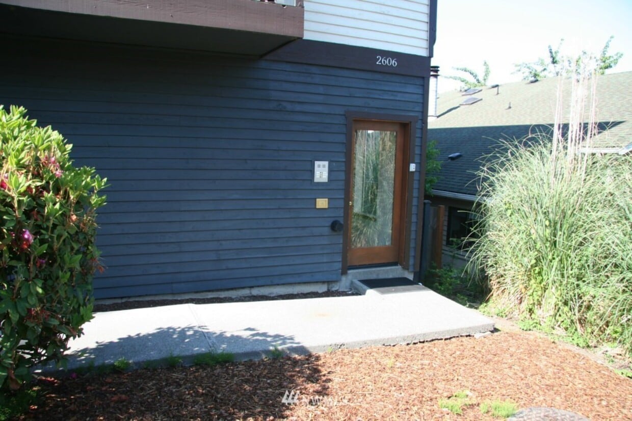 Building Photo - 2606 E Thomas St