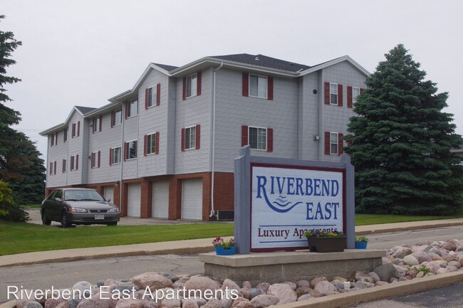Building Photo - 1046-1046 Riverbend Dr
