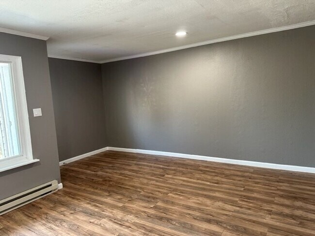 Building Photo - 3 Bedroom 1 Bath Row House in Harrisburg S...