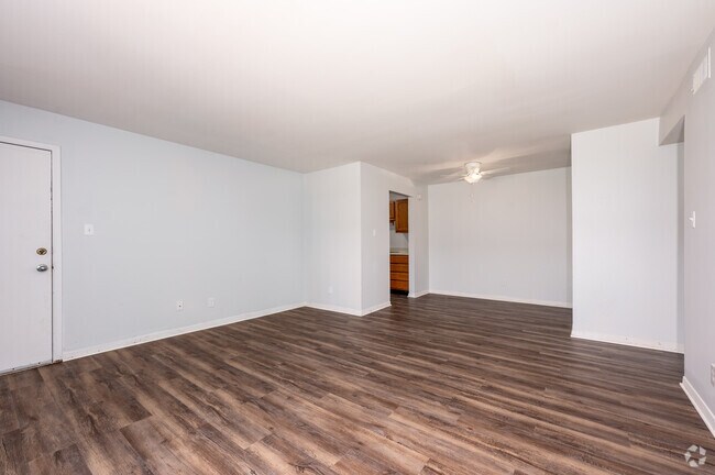 2 habitaciones, 1 baño - 828 pies cuadrados - Sala de estar - Kokomo Manor Apartments