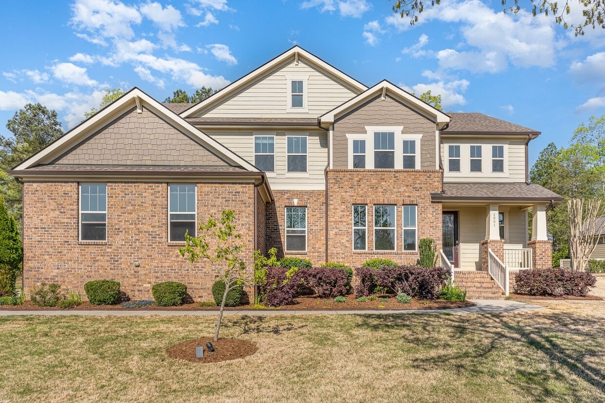 Foto principal - Gorgeous 5 Bedroom Home with First Floor I...