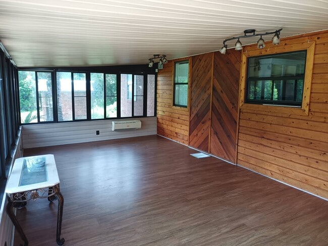 Building Photo - 471 Logan Ave