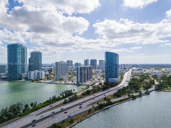 Foto del edificio - 600 NE 36th St