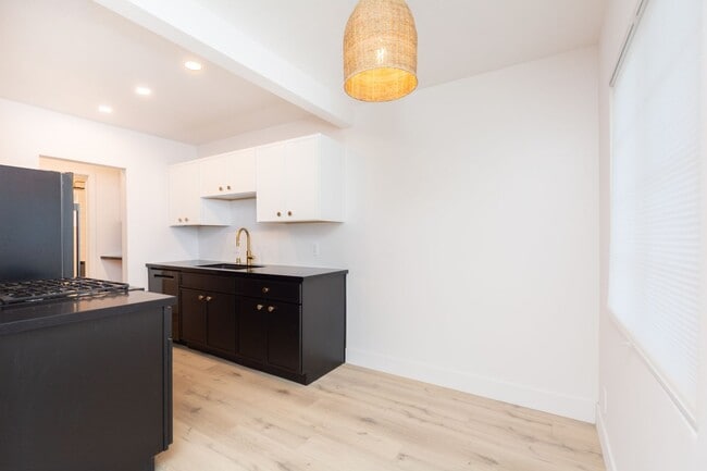 Foto del edificio - Stylishly Remodeled 1 Bed/1Bath in Crown P...