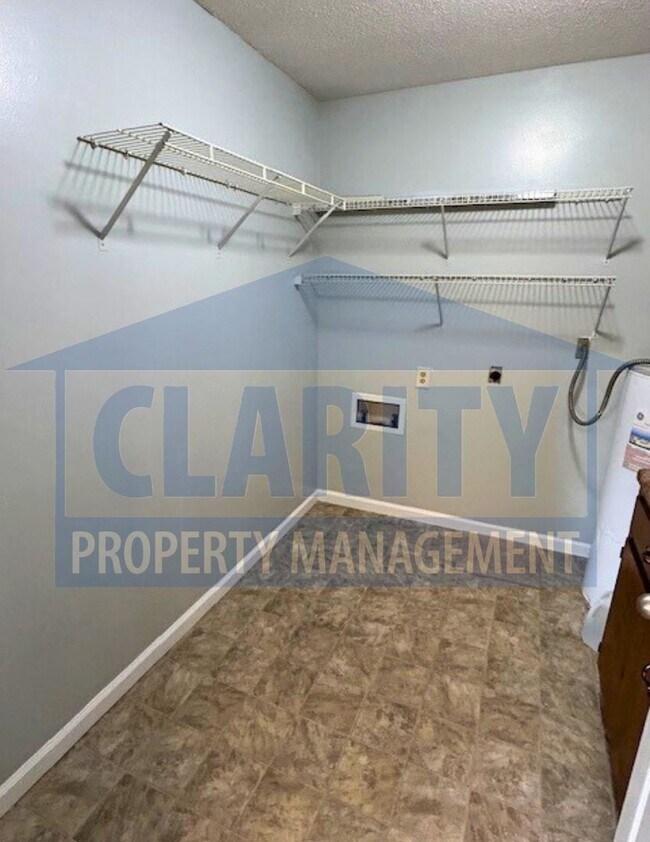 Foto del edificio - Great one level home with double garage!