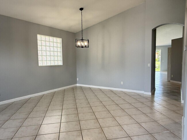 Foto del edificio - 9084 Silver Glen Way