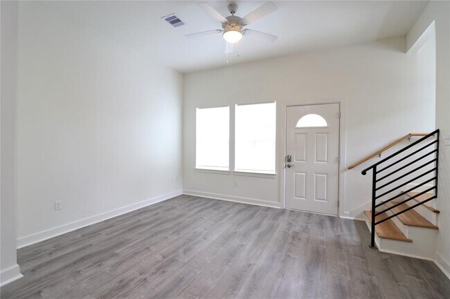 Building Photo - 624 W 26th St