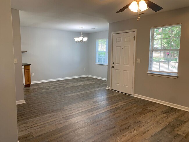 Building Photo - Cozy Three Bedrooom Home in Optimist Park!