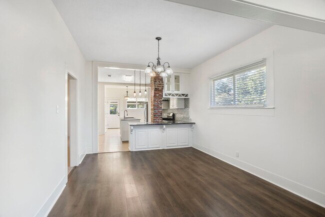 Foto del edificio - 900 S Division St