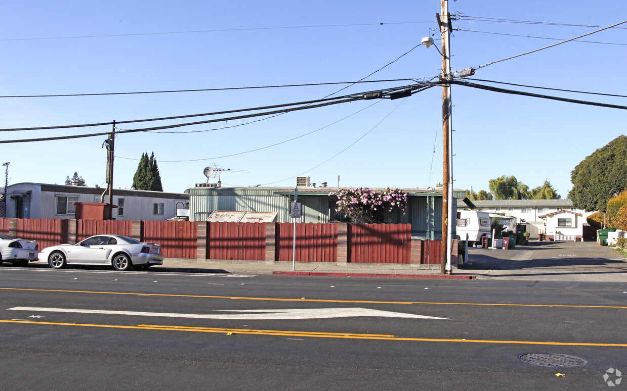 Foto del edificio - 747 Lewelling Blvd