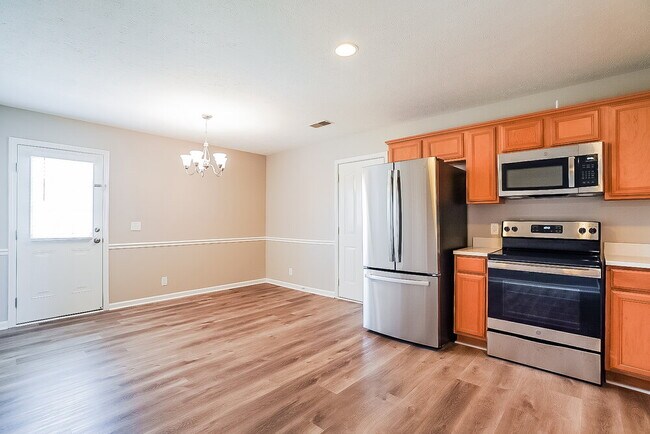 Building Photo - 705 Tot Dr