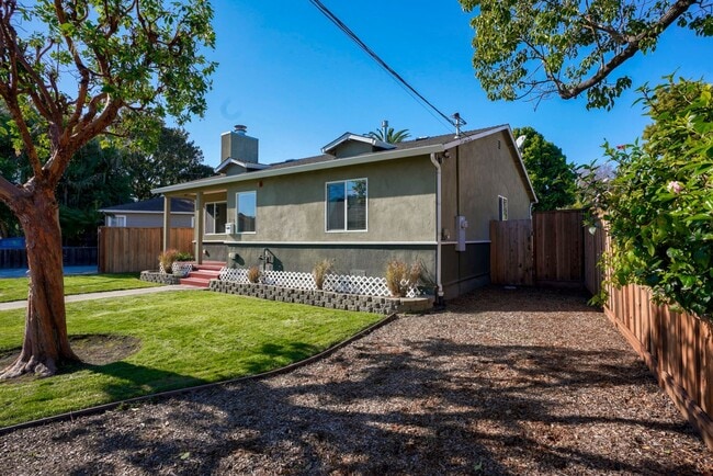 Foto del edificio - 3BR/1BA North Shoreview Home with Yard & Redwood Deck | Near Caltrain | YouTube Tour