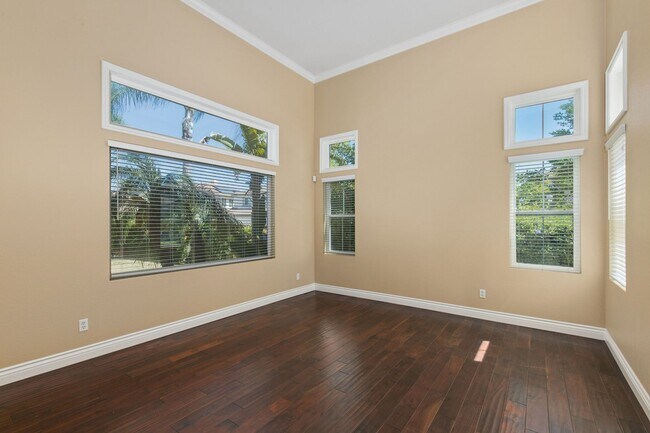 Foto del edificio - Paseo Del Sol, 5 br/3 ba House, 2-Story, 3 car gar, yard, corner house, gardener, granite, hardwo...