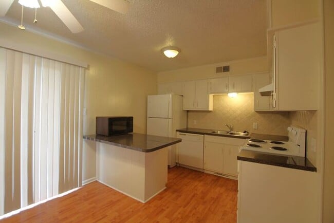 Building Photo - 2 Bedroom 1 Bath in Lindale, TX! Available...
