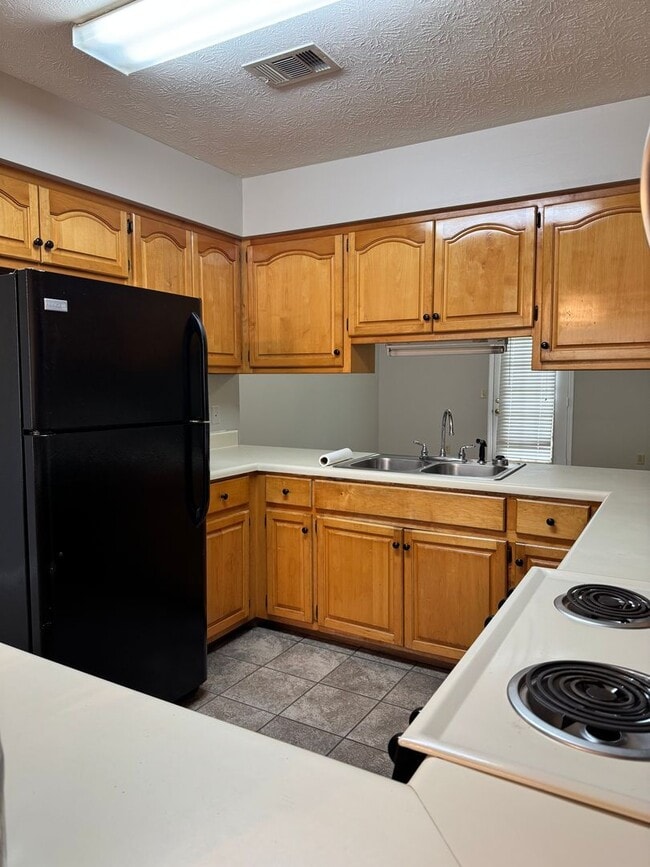 Building Photo - Duplex in Harmon Available Now! Updated in...