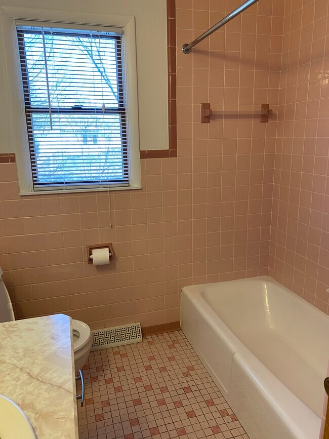 Tiled bath - 88 Daytona Ave