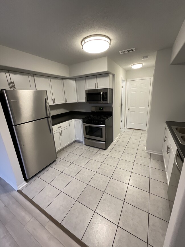 Kitchen - 1319 Lemna Ave