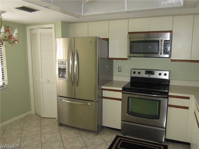 Building Photo - 7300 St Ives Way