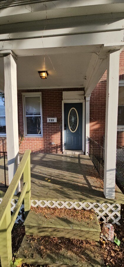 Building Photo - 3 Bed Porch Front