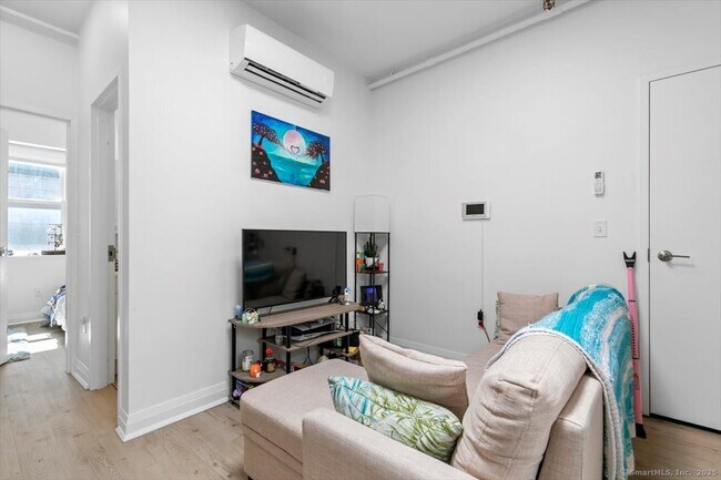 Foto del edificio - 19 Whitney Ave