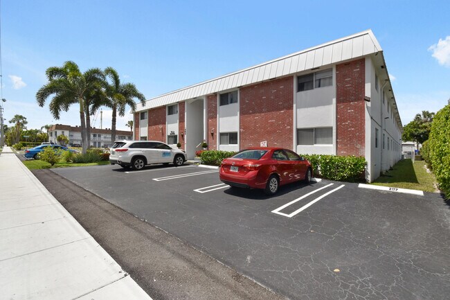 Building Photo - 402 Lake Shore Dr