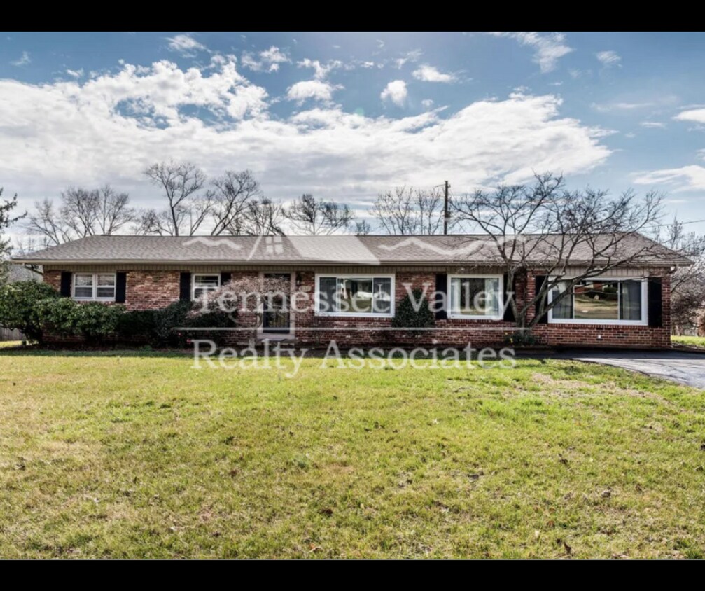 Primary Photo - RENOVATED 4 Bed/2.5 Bath single level home...