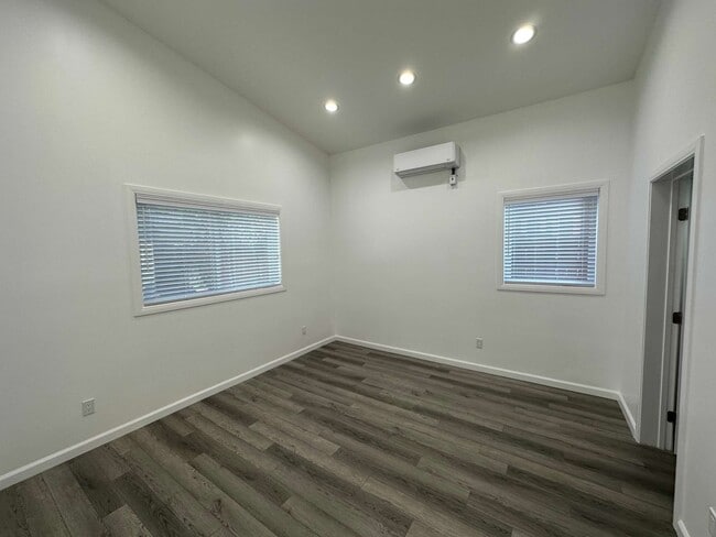 Building Photo - Victorian